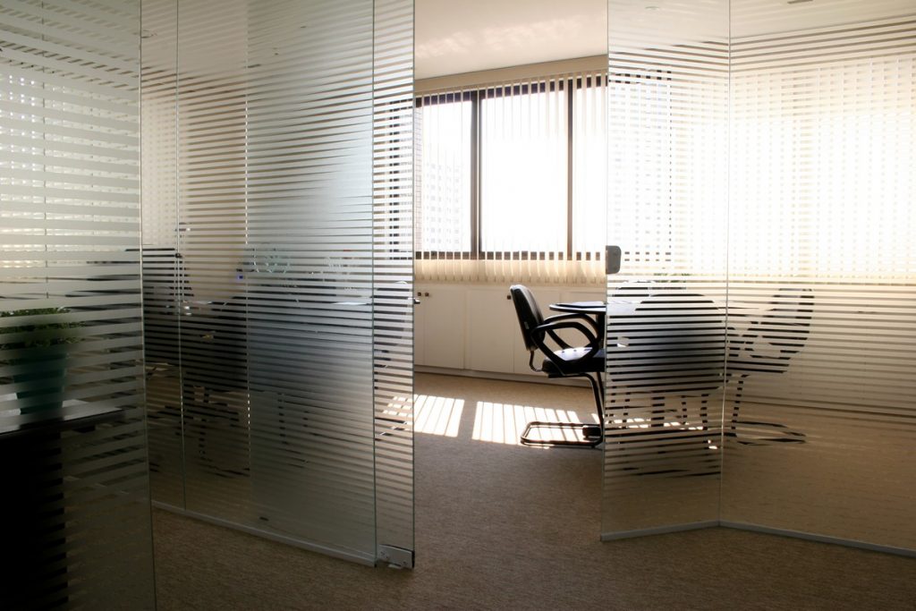 Conheça mais sobre os tipos de vidros serigrafados e esmaltados